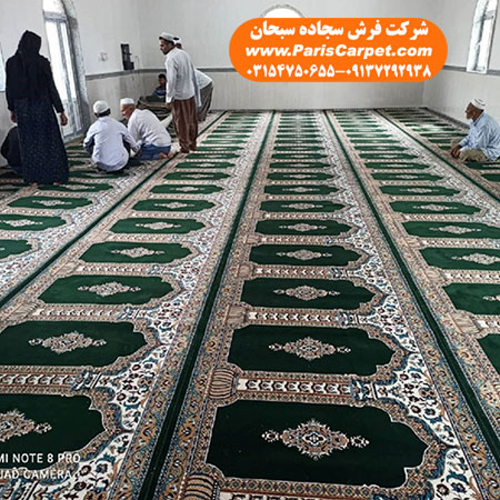 نماز خواندن روی فرش مسجدی محرابی