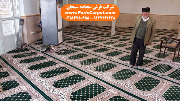 خواندن نماز روی فرش سجاده ای مسجد