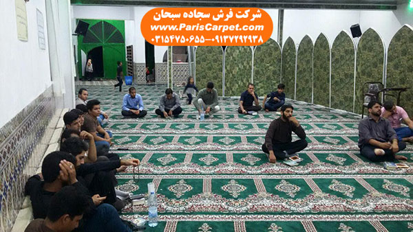 نماز خواندن روی سجاده فرش مسجد