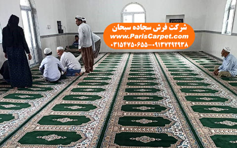 نماز خواندن روی سجاده فرش مسجد