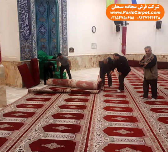 نصب فرش سجاده ای در مسجد